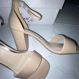 MARI A NEW IN BOX NUDE “MARSHA” HEELED SANDAL SZ 10M